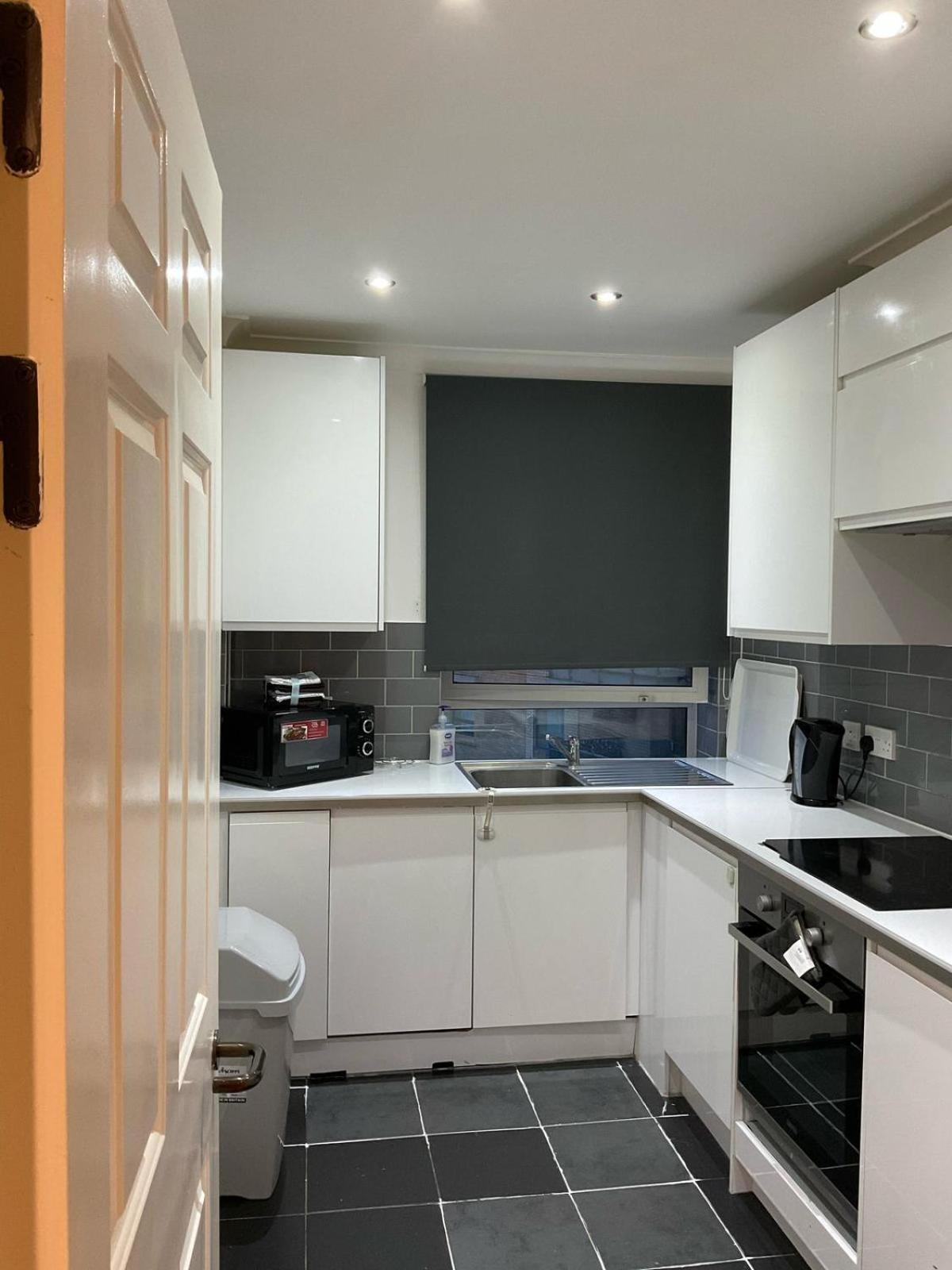 2 Bedroom Flat With 24 7 Security And Concierge * Londres