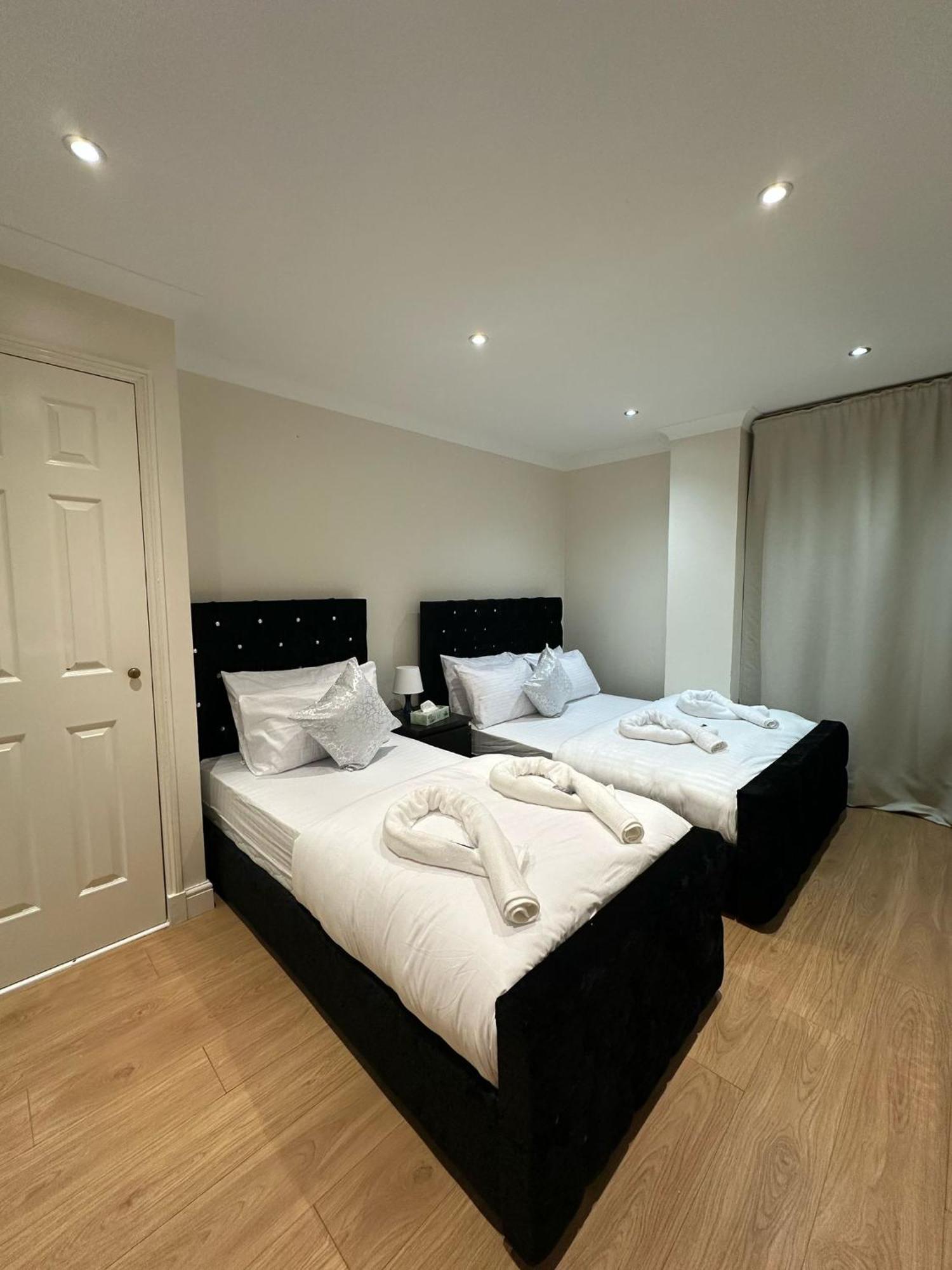 2 Bedroom Flat With 24 7 Security And Concierge Appartement Londres